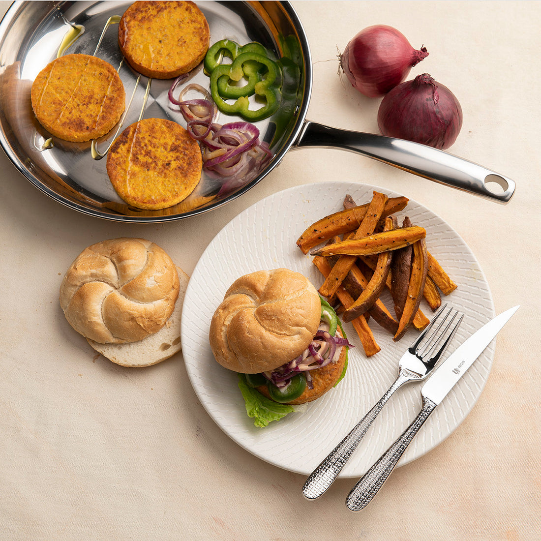 Wortelburger met zoete aardappelfrietjes